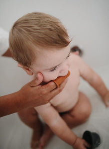 Mushie naprstak za pranje zuba Blush/Shifting Sand, silikonski naprstak, silikonska cetkica, cetkica za bebe, prva cetkica, oprema za bebe, mushie srbija